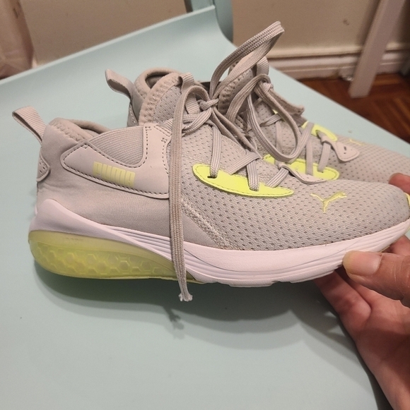 Puma kids sneakers size 2.5 - Picture 2 of 6